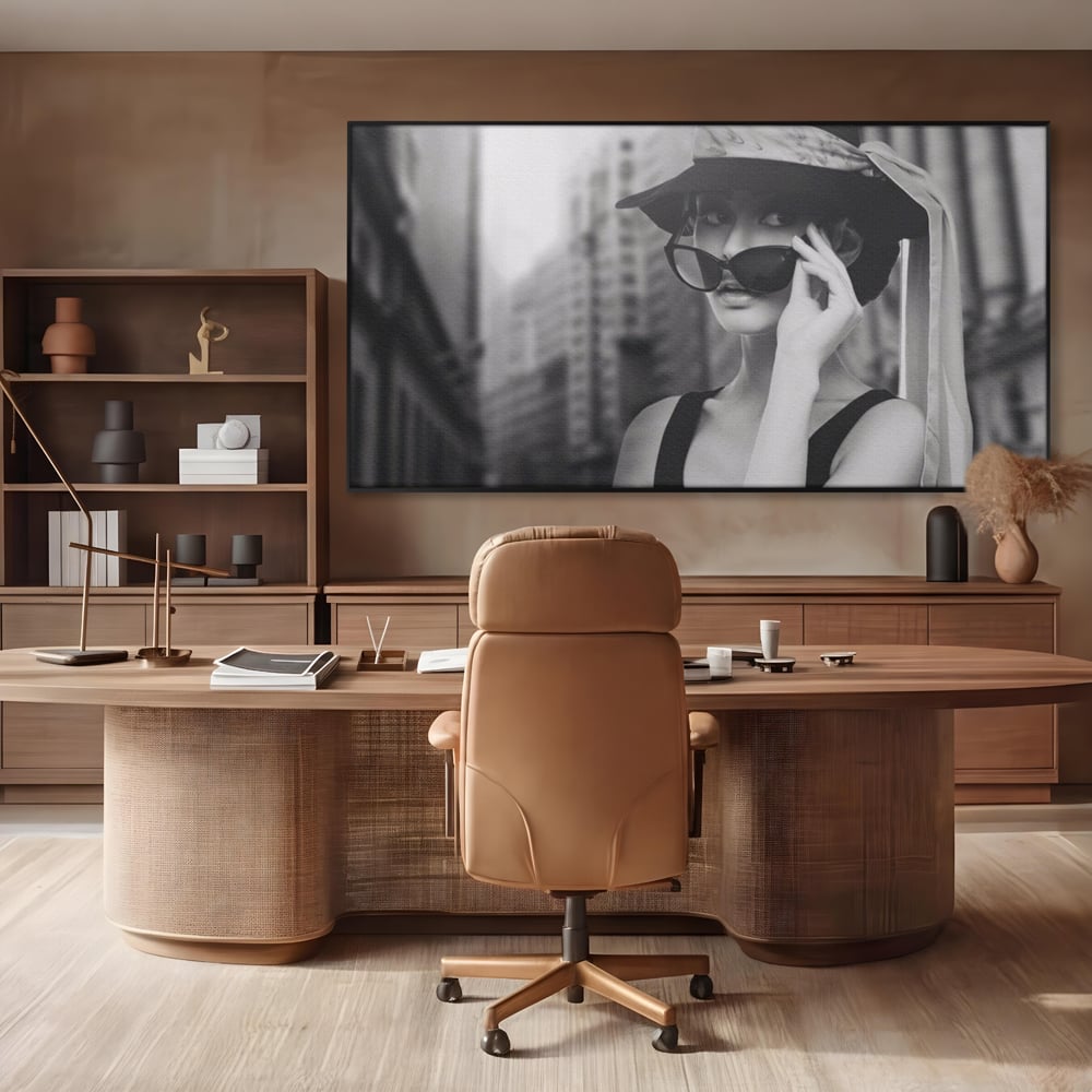 Tablou canvas cu tablou canvas cu femeie in alb negru, in rama de aluminiu negru, pe perete intr-un birou